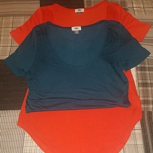 2 short sleeves tops with rounded hem